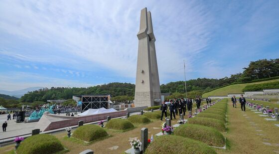 5.18 묘역 찾은 강정애 국가보훈부 장관