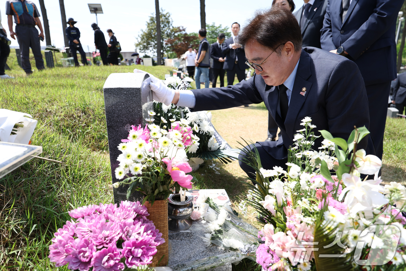 (광주=뉴스1) 이승현 기자 = 우원식 국회의장이 제45주년 5·18민주화운동 기념일인 18일 오전 광주 북구 망월동 민족민주열사묘역(구묘역)에서 연세대 후배인 고 이한열 열사 묘 …