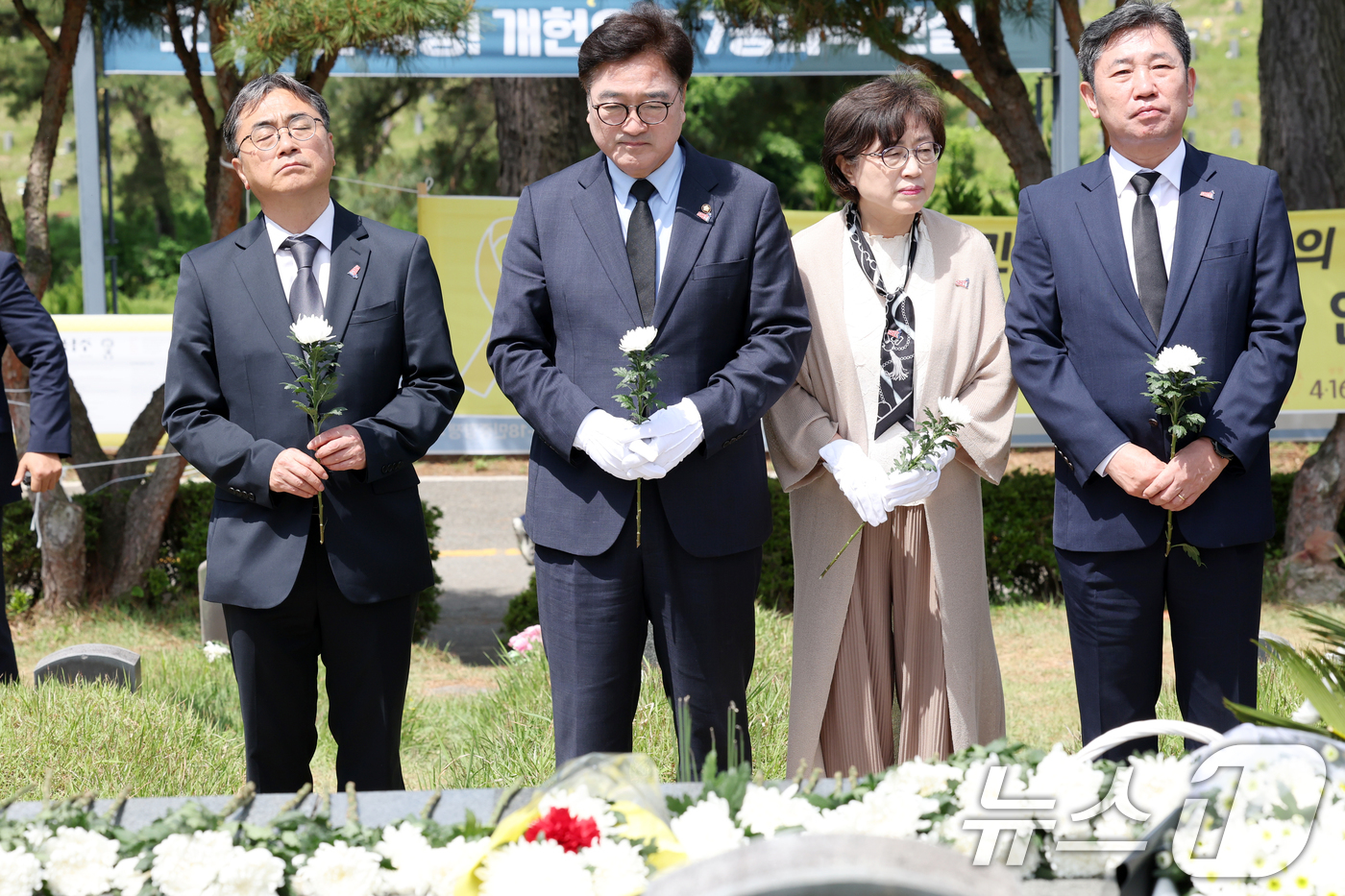 (광주=뉴스1) 이승현 기자 = 우원식 국회의장이 제45주년 5·18민주화운동 기념일인 18일 오전 광주 북구 망월동 민족민주열사묘역(구묘역)을 찾아 참배하고 있다. 2025.5. …