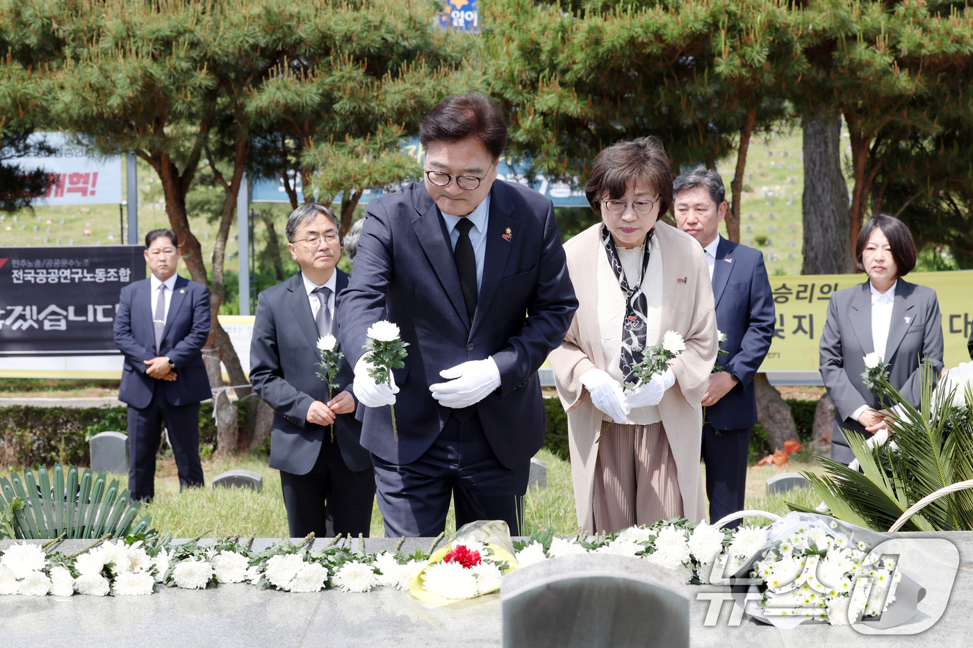 (광주=뉴스1) 이승현 기자 = 우원식 국회의장이 제45주년 5·18민주화운동 기념일인 18일 오전 광주 북구 망월동 민족민주열사묘역(구묘역)을 찾아 참배하고 있다. 2025.5. …