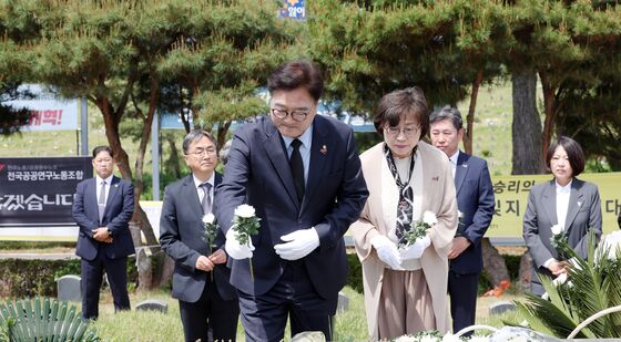 구묘역서 헌화하는 우원식