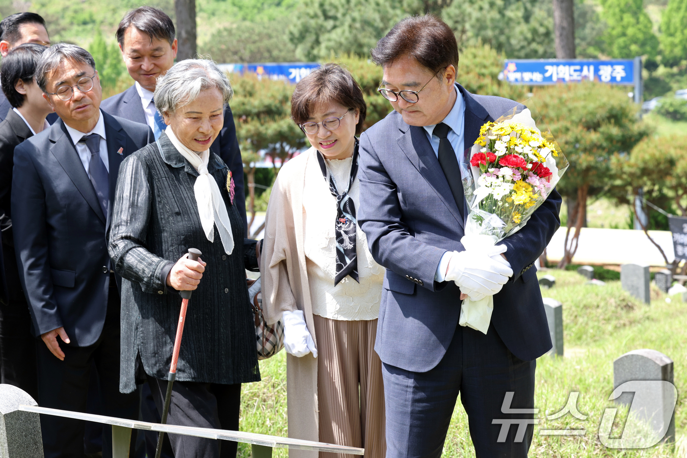 (광주=뉴스1) 이승현 기자 = 우원식 국회의장이 제45주년 5·18민주화운동 기념일인 18일 오전 광주 북구 망월동 민족민주열사묘역(구묘역)을 둘러보고 있다. 2025.5.18/ …
