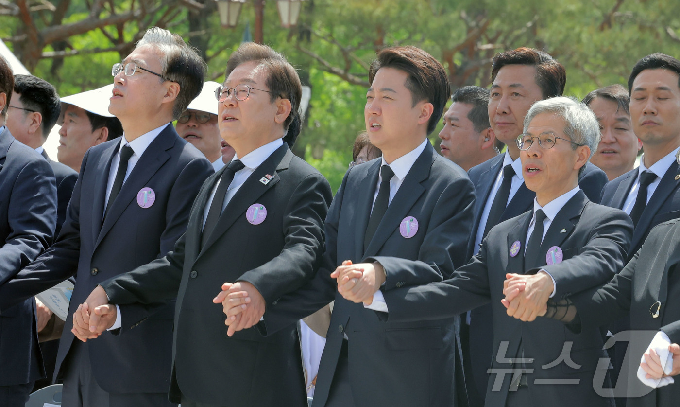 (광주=뉴스1) 김태성 기자 = 이재명 더불어민주당, 이준석 개혁신당, 권영국 민주노동당 대통령 후보가 18일 광주 북구 운정동 국립5·18민주묘지에서 열린 제45주년 5·18민주 …