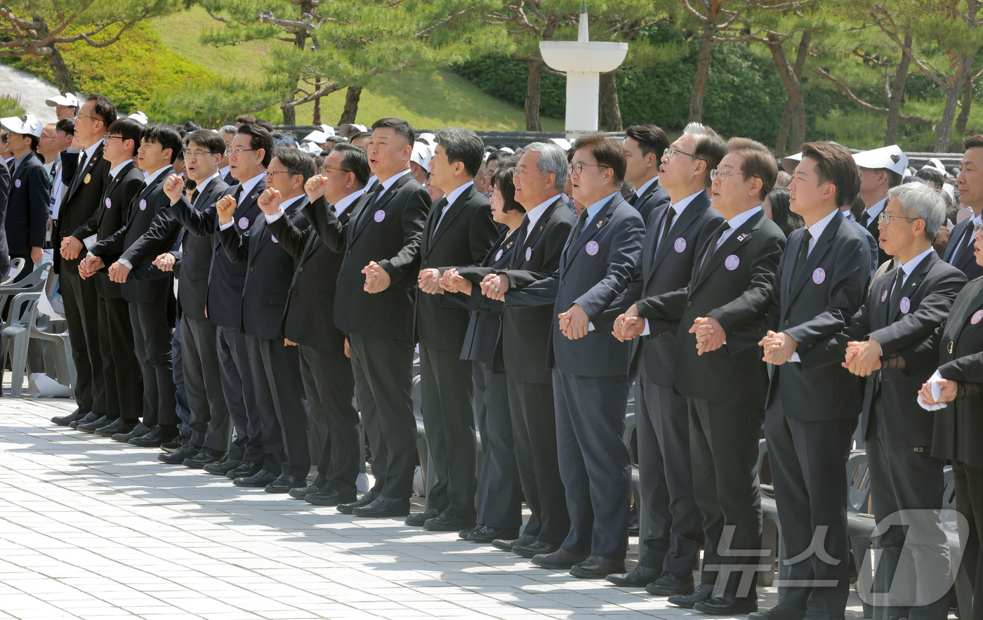 (광주=뉴스1) 김태성 기자 = 18일 광주 북구 운정동 국립5·18민주묘지에서 열린 제45주년 5·18민주화운동 기념식에서 이주호 대통령 권한대행 부총리 겸 교육부 장관, 우원식 …