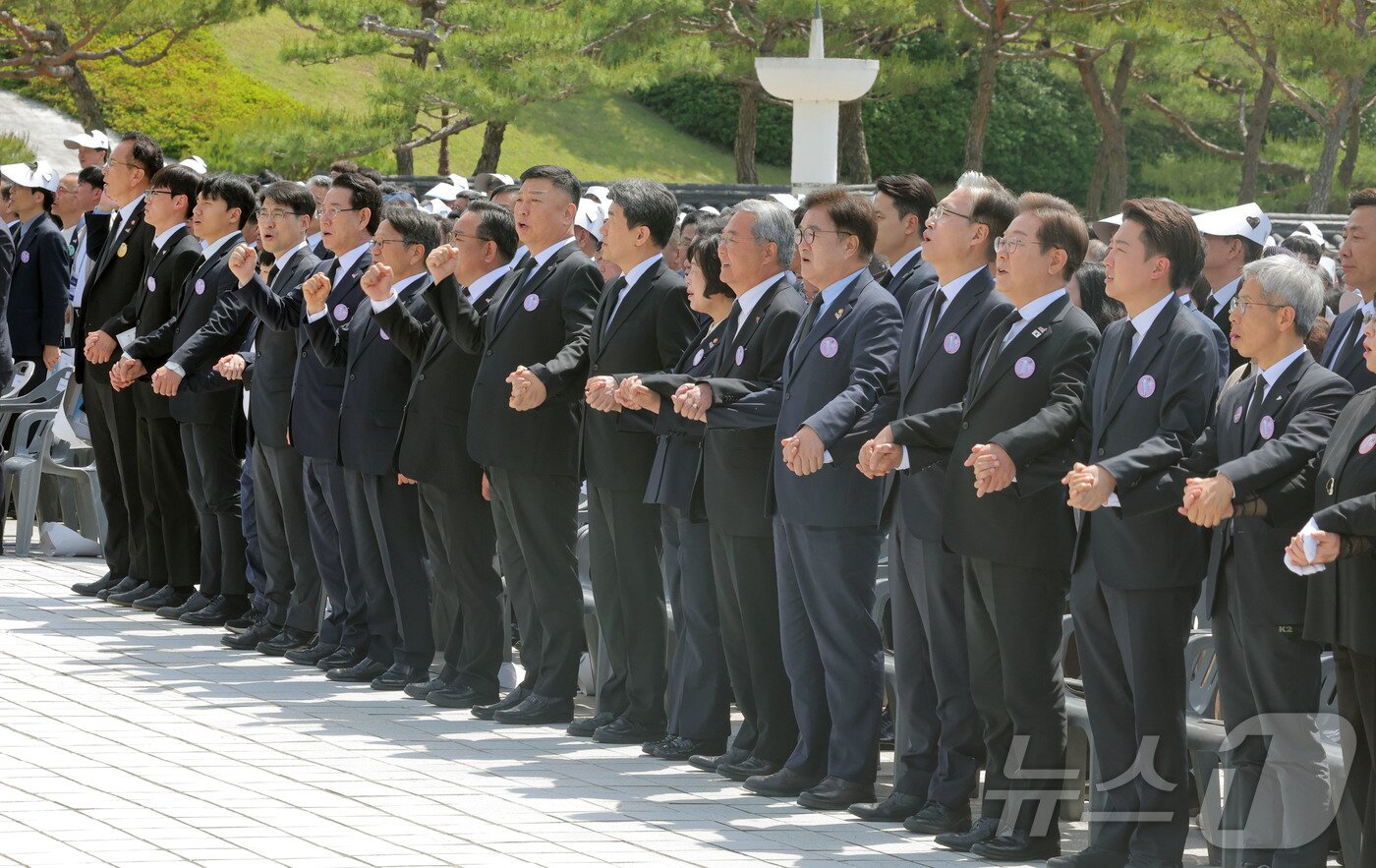 본문 이미지 - 18일 광주 북구 운정동 국립5·18민주묘지에서 열린 제45주년 5·18민주화운동 기념식에서 이주호 대통령 권한대행 부총리 겸 교육부 장관, 우원식 국회의장, 이재명 더불어민주당, 이준석 개혁신당, 권영국 민주노동당 대통령 후보 등이 &#39;임을 위한 행진곡&#39;을 부르고 있다. &#40;광주전남사진기자단&#41; 2025.5.18/뉴스1 ⓒ News1 김태성 기자