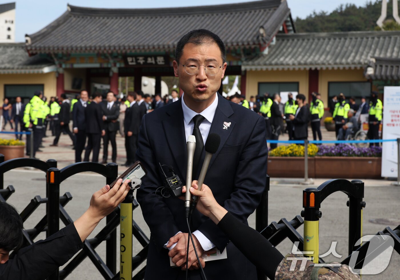 본문 이미지 - 이재명 더불어민주당 대통령 후보 지지를 선언한 김상욱 무소속 의원이 18일 오전 광주 북구 운정동 5·18민주묘지에서 민주당 입당 기자회견을 하고 있다. &#40;공동취재&#41; 2025.5.18/뉴스1 ⓒ News1 이재명 기자