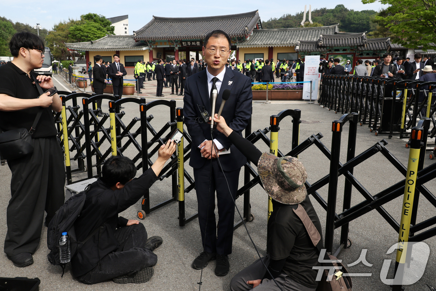 (광주=뉴스1) 이재명 기자 = 이재명 더불어민주당 대통령 후보 지지를 선언한 김상욱 무소속 의원이 18일 오전 광주 북구 운정동 5·18민주묘지에서 민주당 입당 기자회견을 하고 …