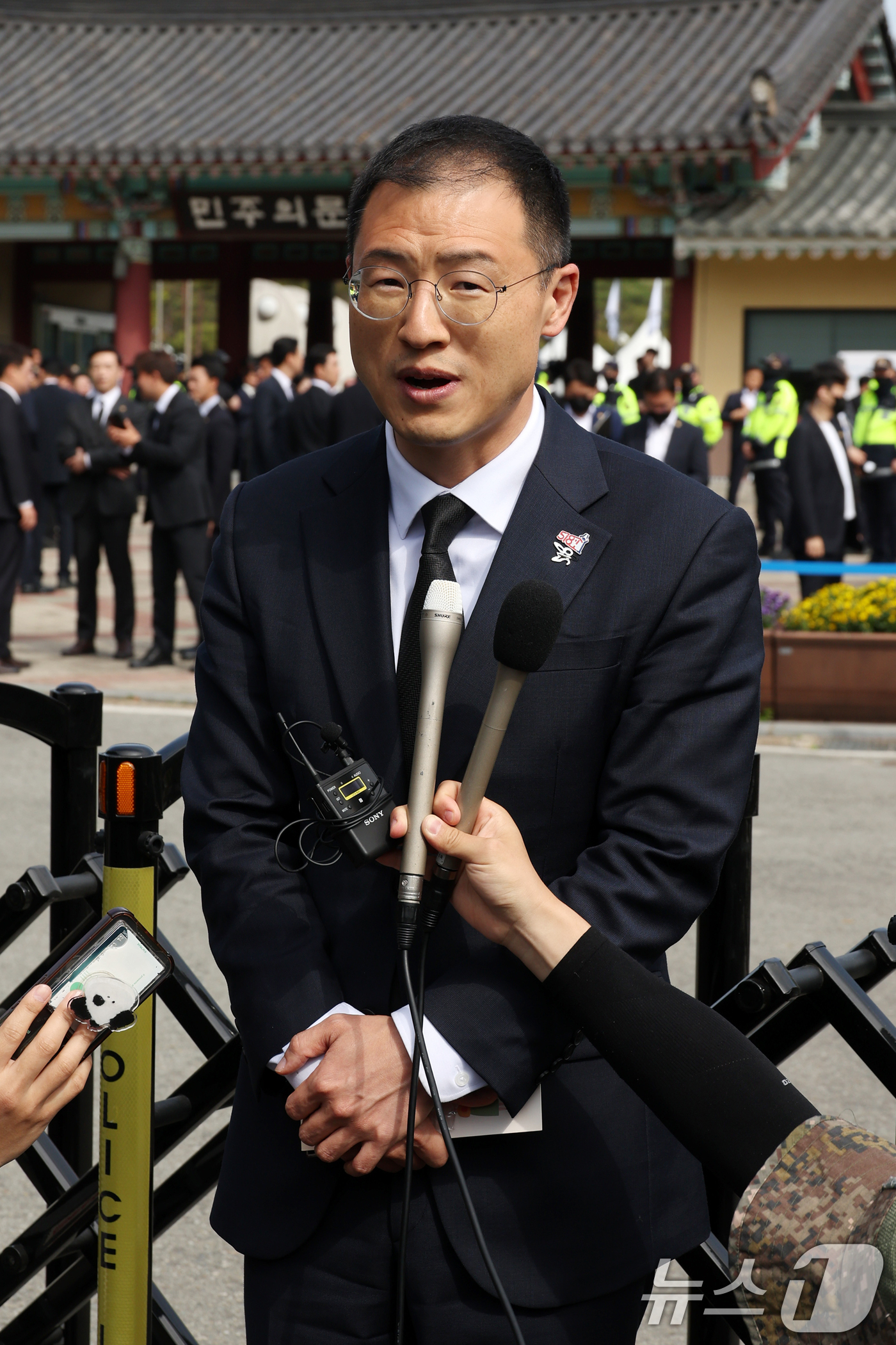 (광주=뉴스1) 이재명 기자 = 이재명 더불어민주당 대통령 후보 지지를 선언한 김상욱 무소속 의원이 18일 오전 광주 북구 운정동 5·18민주묘지에서 민주당 입당 기자회견을 하고 …