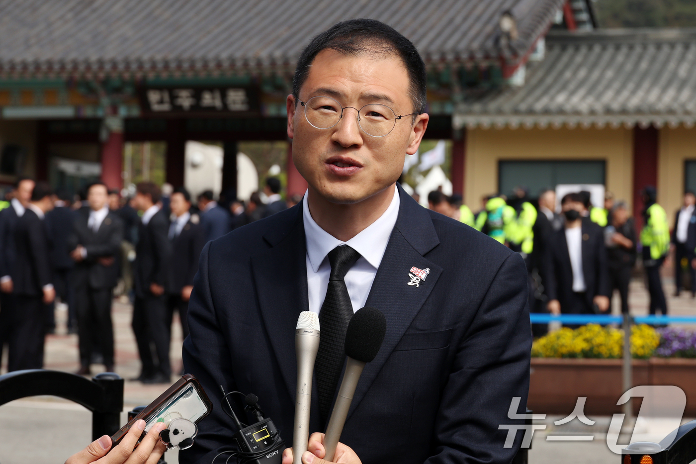 (광주=뉴스1) 이재명 기자 = 이재명 더불어민주당 대통령 후보 지지를 선언한 김상욱 무소속 의원이 18일 오전 광주 북구 운정동 5·18민주묘지에서 민주당 입당 기자회견을 하고 …