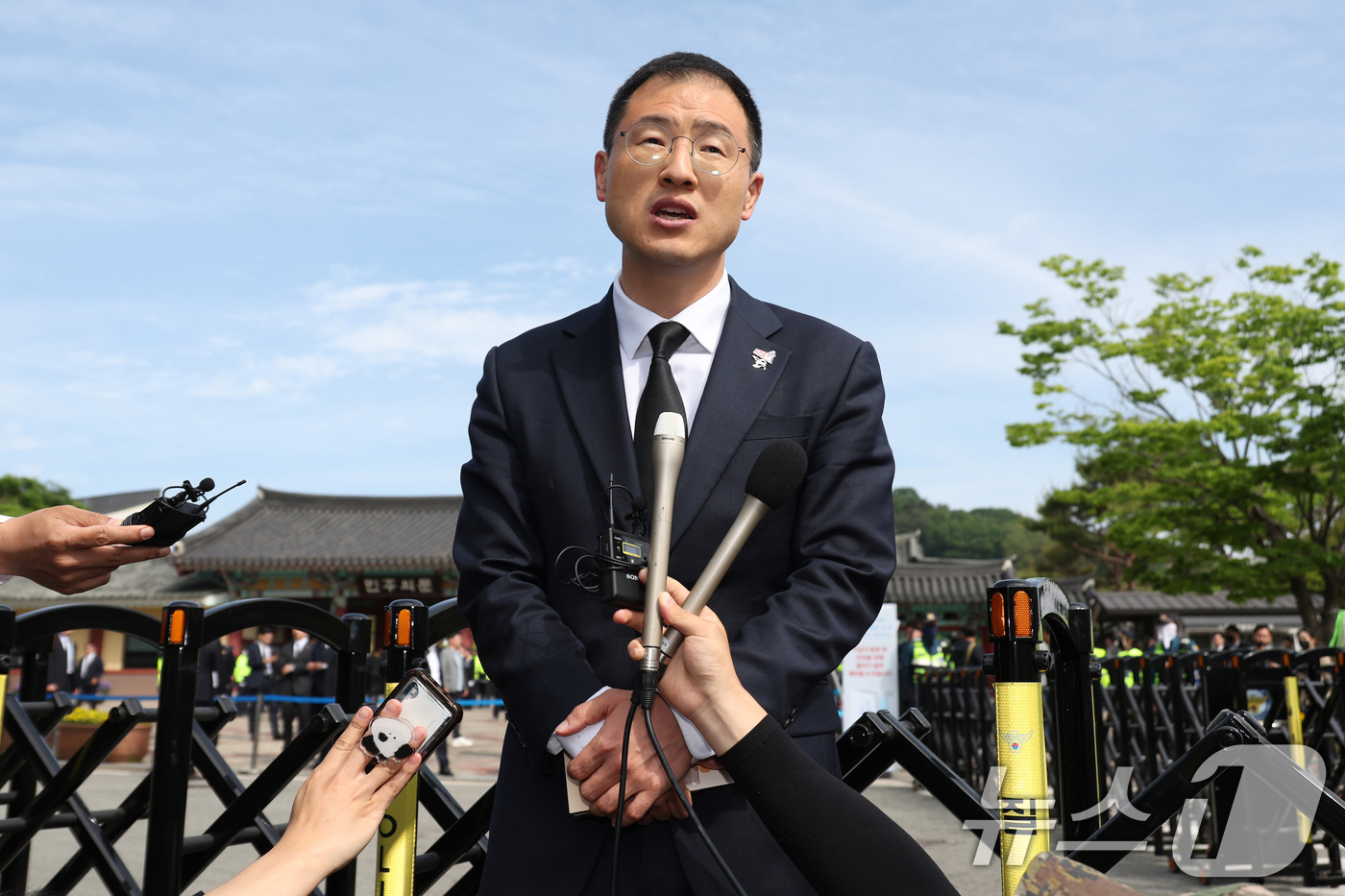 (광주=뉴스1) 이재명 기자 = 이재명 더불어민주당 대통령 후보 지지를 선언한 김상욱 무소속 의원이 18일 오전 광주 북구 운정동 5·18민주묘지에서 민주당 입당 기자회견을 하고 …