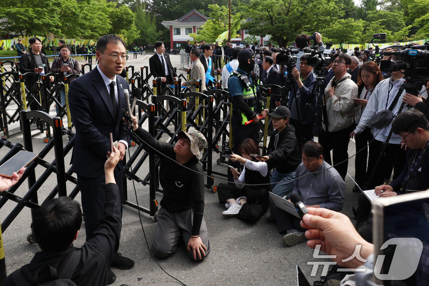 (광주=뉴스1) 이재명 기자 = 이재명 더불어민주당 대통령 후보 지지를 선언한 김상욱 무소속 의원이 18일 오전 광주 북구 운정동 5·18민주묘지에서 민주당 입당 기자회견을 하고 …
