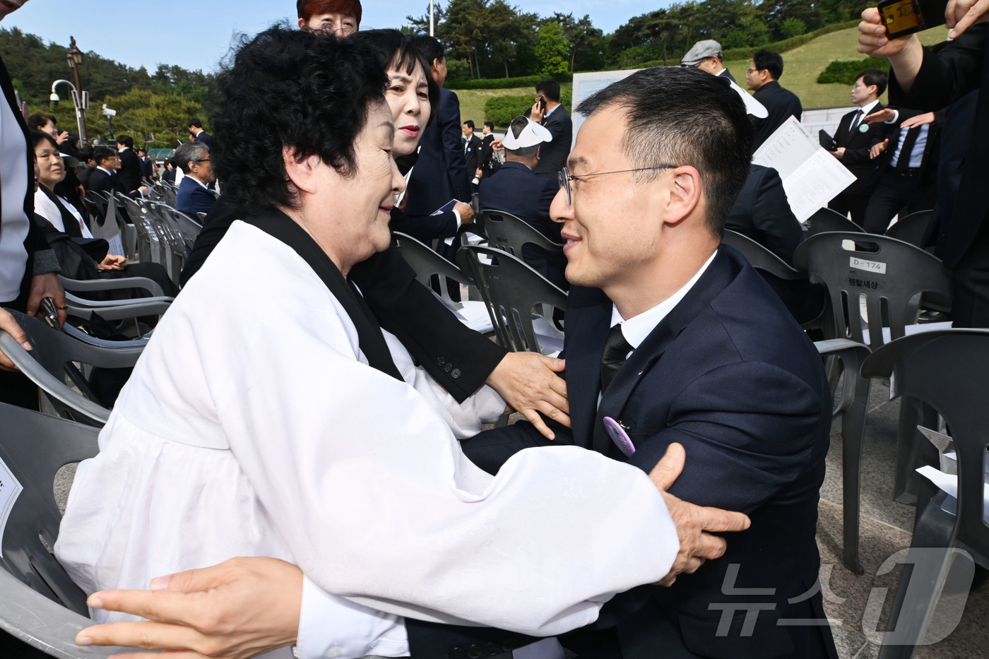 (광주=뉴스1) 김태성 기자 = 18일 오전 광주 북구 운정동 국립5·18민주묘지에서 열린 5·18기념식장에서 문재학 열사의 어머니 김길자 여사가 더불어민주당에 입당한 김상욱 의원 …