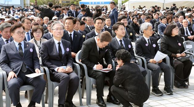 책에 사인하는 이재명 후보