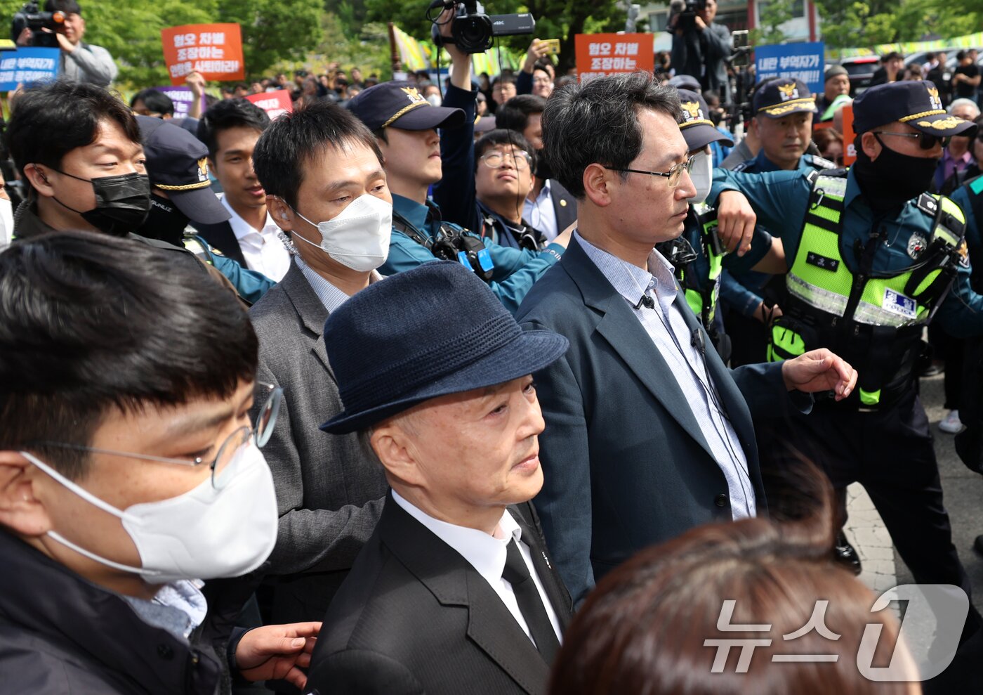 본문 이미지 - 안창호 국가인권위원회 위원장이 18일 오전 광주 북구 운정동 5·18민주묘지에서 열린 제45주년 5·18 민주화운동 기념식에 참석하던 중 시민단체의 항의를 받고 있다. &#40;공동취재&#41; 2025.5.18/뉴스1 ⓒ News1 이재명 기자
