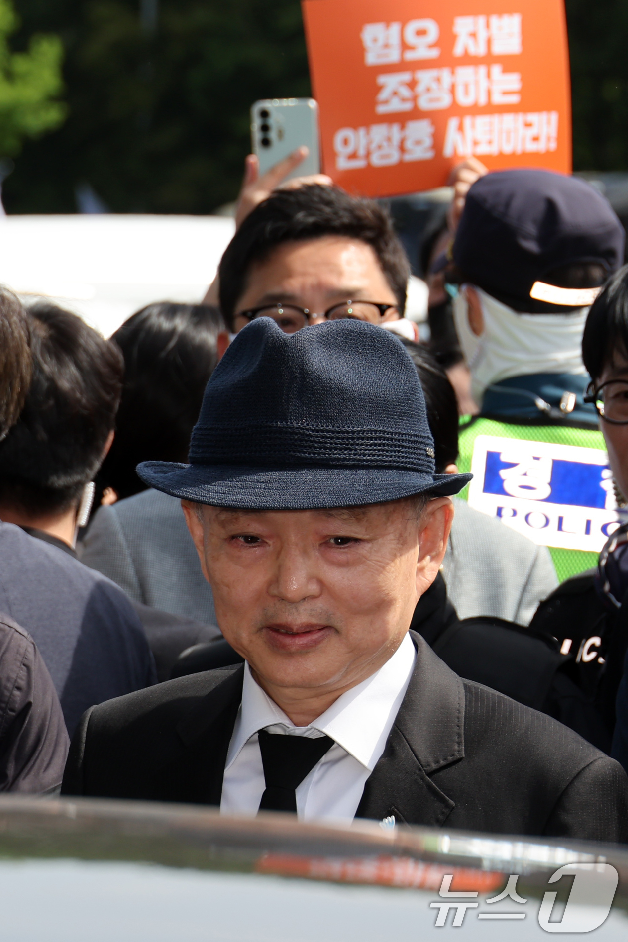 (광주=뉴스1) 이재명 기자 = 안창호 국가인권위원회 위원장이 18일 오전 광주 북구 운정동 5·18민주묘지에서 열린 제45주년 5·18 민주화운동 기념식에 참석하던 중 시민단체의 …