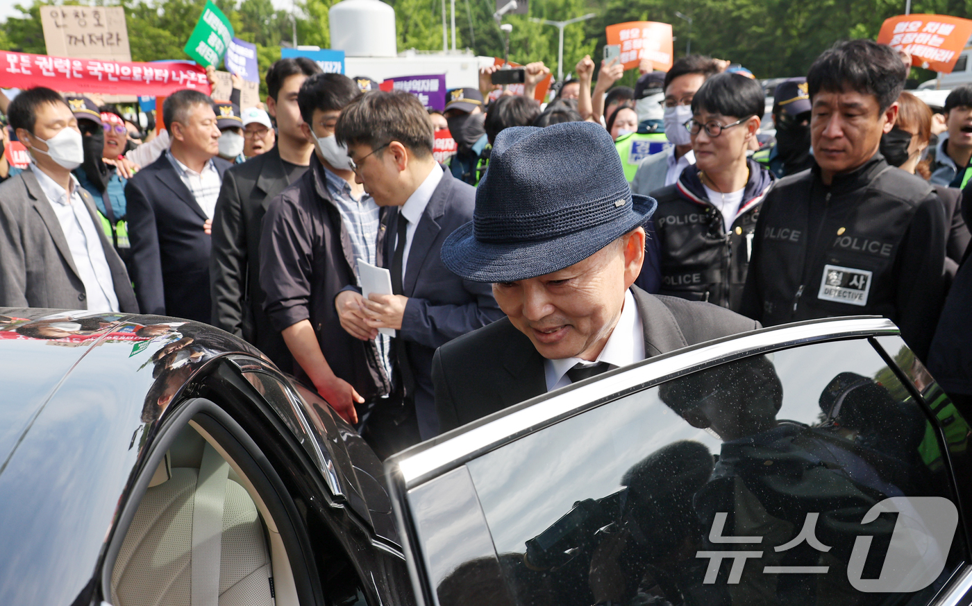 (광주=뉴스1) 이재명 기자 = 안창호 국가인권위원회 위원장이 18일 오전 광주 북구 운정동 5·18민주묘지에서 열린 제45주년 5·18 민주화운동 기념식에 참석하던 중 시민단체의 …