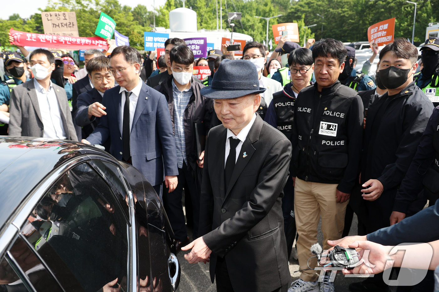 (광주=뉴스1) 이재명 기자 = 안창호 국가인권위원회 위원장이 18일 오전 광주 북구 운정동 5·18민주묘지에서 열린 제45주년 5·18 민주화운동 기념식에 참석하던 중 시민단체의 …