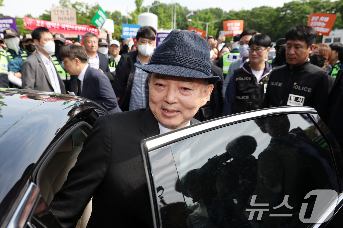 (광주=뉴스1) 이재명 기자 = 안창호 국가인권위원회 위원장이 18일 오전 광주 북구 운정동 5·18민주묘지에서 열린 제45주년 5·18 민주화운동 기념식에 참석하던 중 시민단체의 …