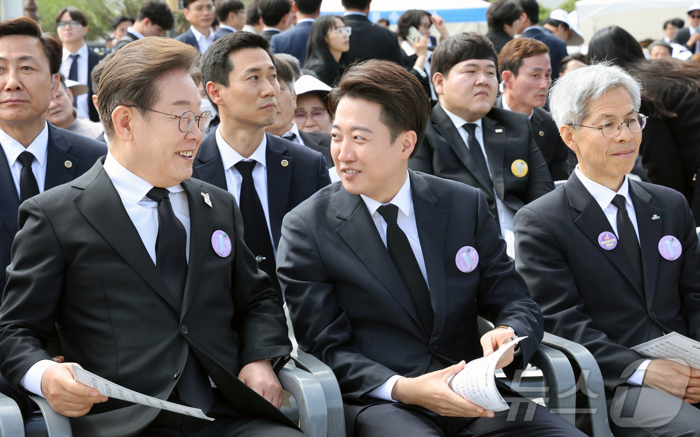 (광주=뉴스1) 김태성 기자 = 이재명 더불어민주당 대통령 후보가 18일 광주 북구 국립5·18민주묘지에서 열린 제45주년 5·18민주화운동 기념식장에서 이준석 개혁신당 후보와 이 …