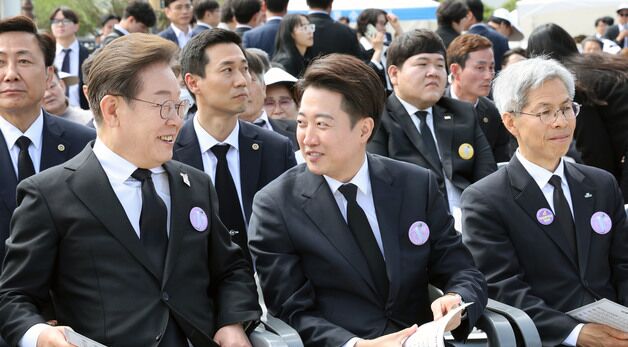 이야기 나누는 이재명·이준석