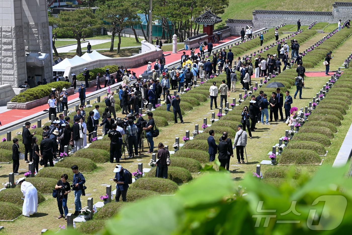 (광주=뉴스1) 김태성 기자 = 제45주년 5·18민주화운동 기념일인 18일 광주 북구 운정동 국립 5·18민주묘지 참배객들로 붐비고 있다. 2025.5.18/뉴스1