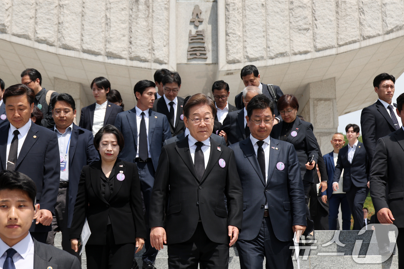 (광주=뉴스1) 이재명 기자 = 이재명 더불어민주당 대통령 후보가 18일 광주 북구 운정동 국립5·18민주묘지에서 열린 제45주년 5·18민주화운동 기념식에 참석한 후 이동하고 있 …