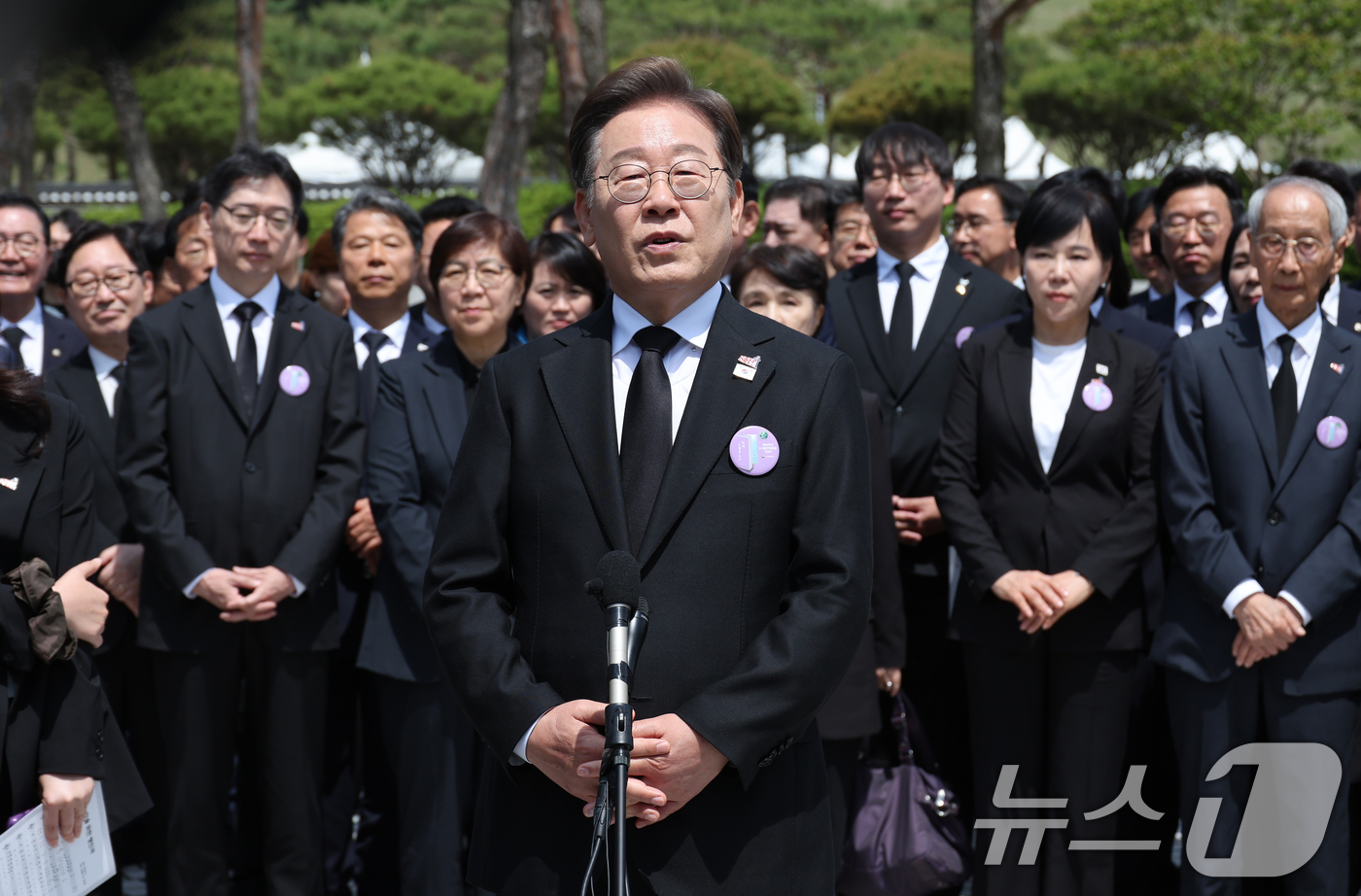 (광주=뉴스1) 이재명 기자 = 이재명 더불어민주당 대통령 후보가 18일 광주 북구 운정동 국립5·18민주묘지에서 열린 제45주년 5·18민주화운동 기념식에 참석한 후 백브리핑을 …