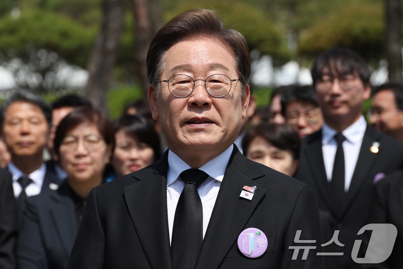 (광주=뉴스1) 이재명 기자 = 이재명 더불어민주당 대통령 후보가 18일 광주 북구 운정동 국립5·18민주묘지에서 열린 제45주년 5·18민주화운동 기념식에 참석한 후 백브리핑을 …