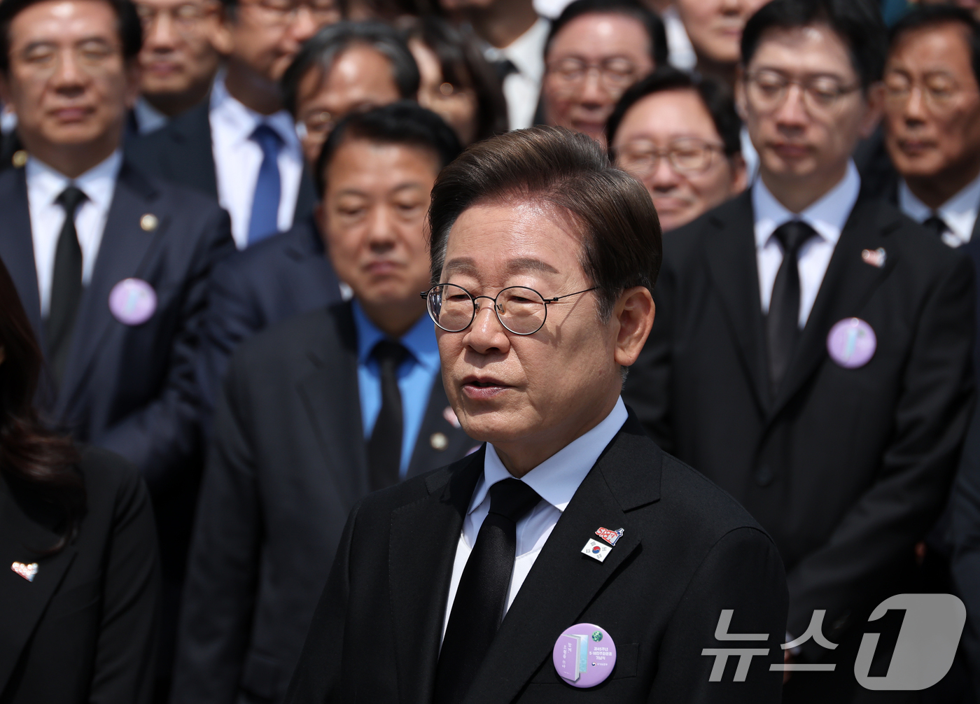 (광주=뉴스1) 이재명 기자 = 이재명 더불어민주당 대통령 후보가 18일 광주 북구 운정동 국립5·18민주묘지에서 열린 제45주년 5·18민주화운동 기념식에 참석한 후 백브리핑을 …