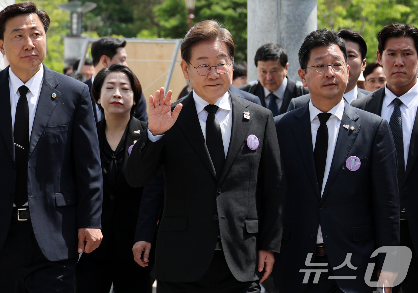 (광주=뉴스1) 이재명 기자 = 이재명 더불어민주당 대통령 후보가 18일 광주 북구 운정동 국립5·18민주묘지에서 열린 제45주년 5·18민주화운동 기념식에 참석한 후 이동하고 있 …