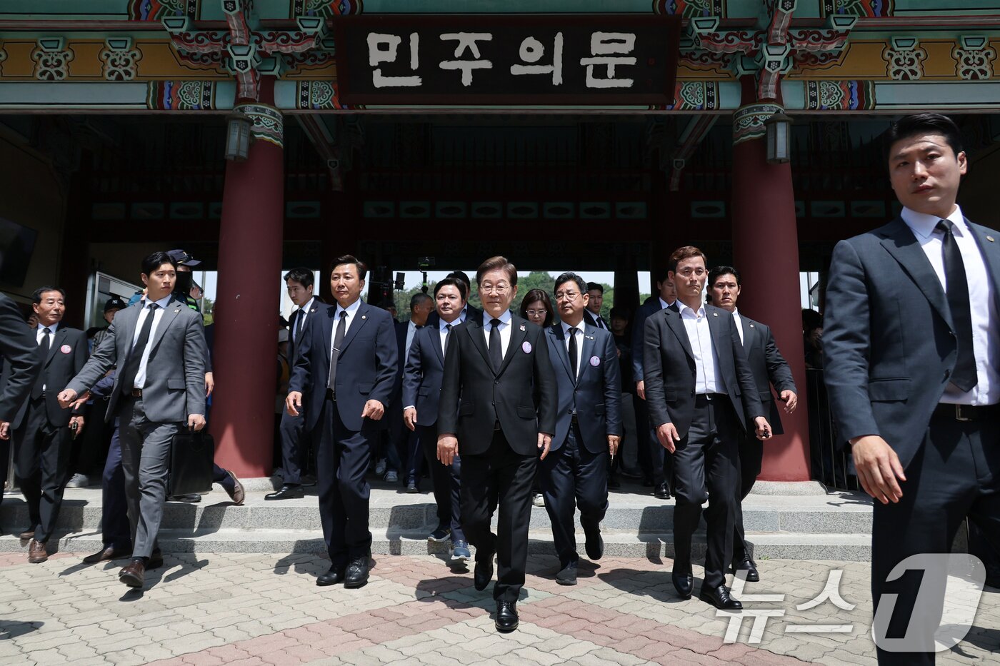 본문 이미지 - 이재명 더불어민주당 대통령 후보가 18일 광주 북구 운정동 국립5·18민주묘지에서 열린 제45주년 5·18민주화운동 기념식에 참석한 후 이동하고 있다. &#40;공동취재&#41; ⓒ News1 이재명 기자