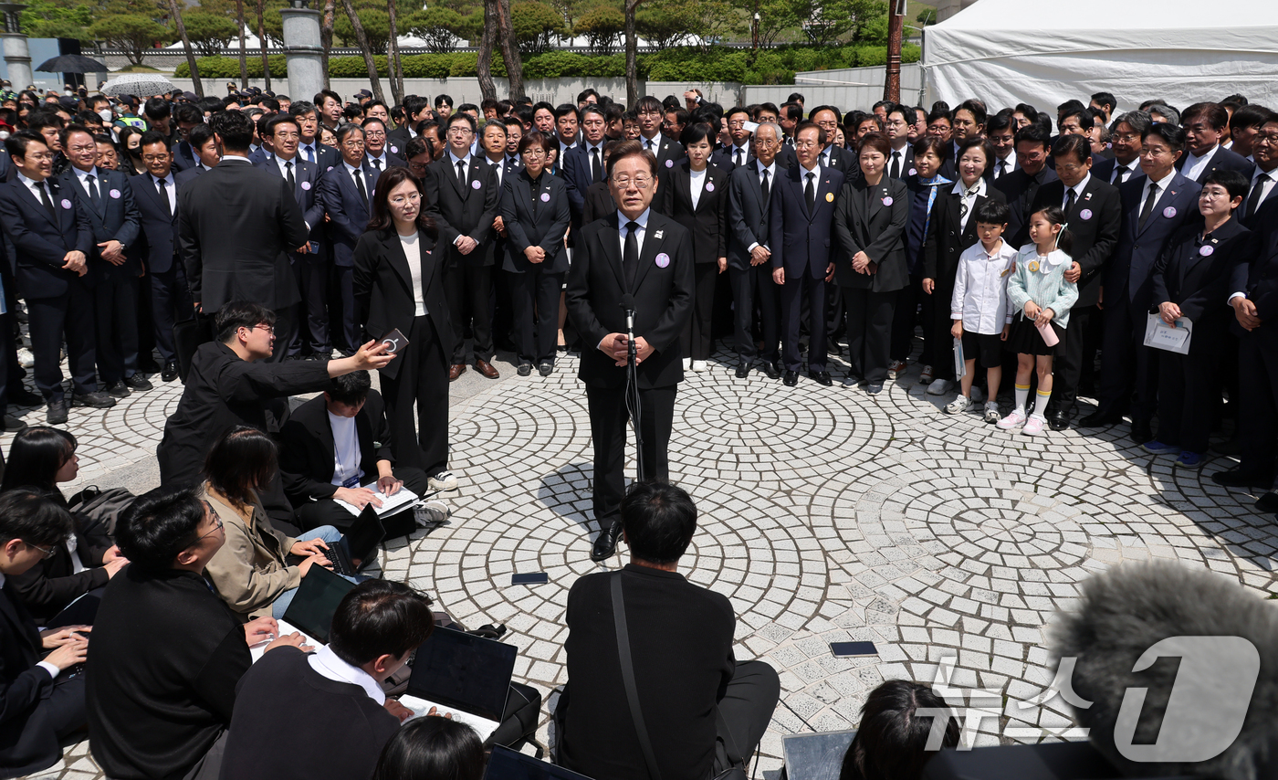 (광주=뉴스1) 이재명 기자 = 이재명 더불어민주당 대통령 후보가 18일 광주 북구 운정동 국립5·18민주묘지에서 열린 제45주년 5·18민주화운동 기념식에 참석한 후 백브리핑을 …