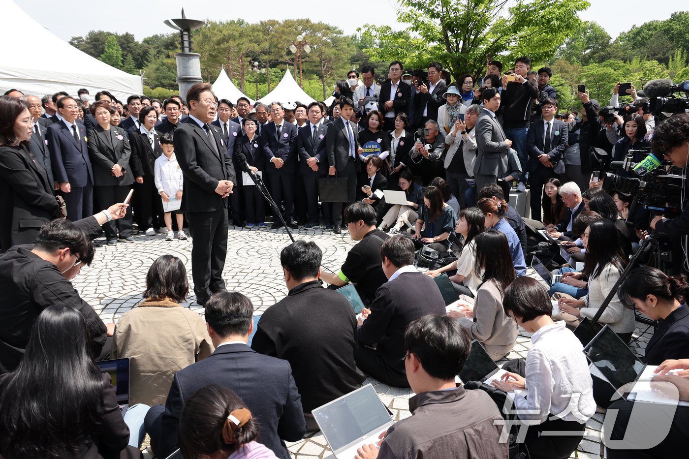 (광주=뉴스1) 이재명 기자 = 이재명 더불어민주당 대통령 후보가 18일 광주 북구 운정동 국립5·18민주묘지에서 열린 제45주년 5·18민주화운동 기념식에 참석한 후 백브리핑을 …