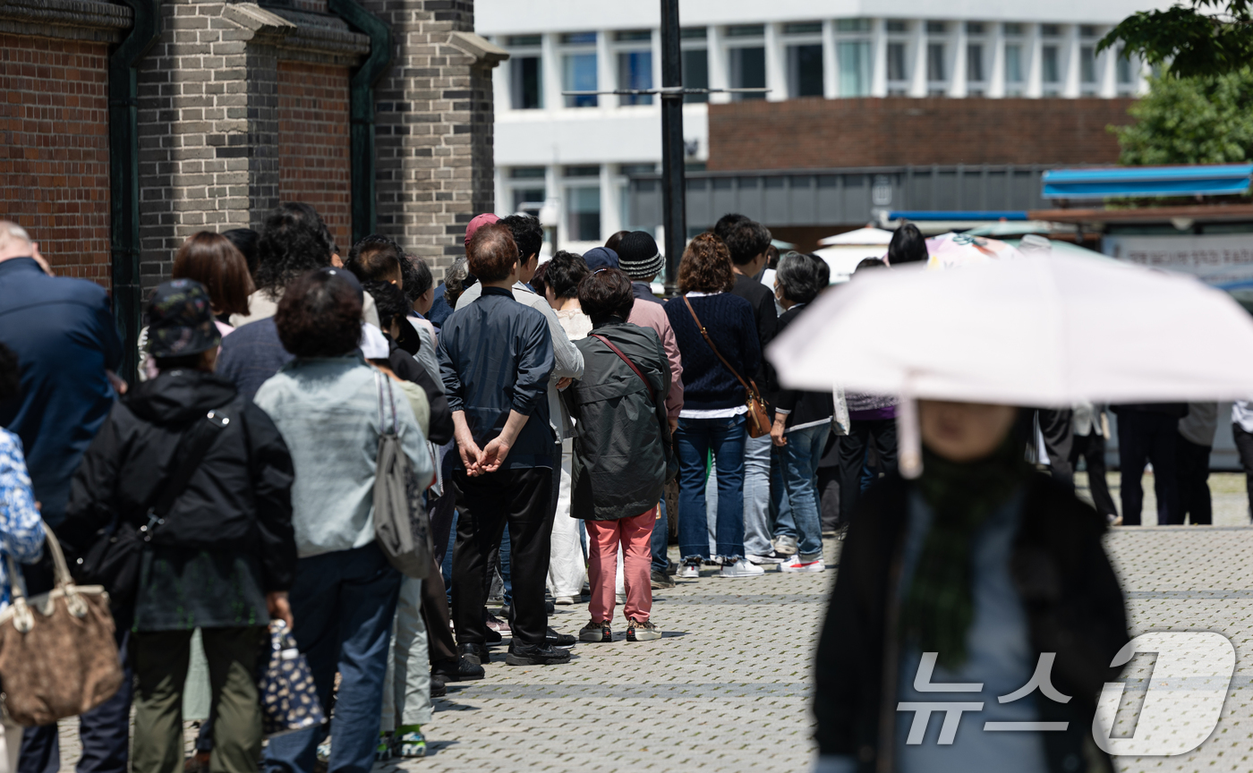 (서울=뉴스1) 이승배 기자 = 18일 서울 중구 명동성당에 미사에 참석하기 위한 신자들이 줄 서 있다.제267대 교황 레오 14세의 즉위 미사는 한국시간으로 18일 오후 5시에 …