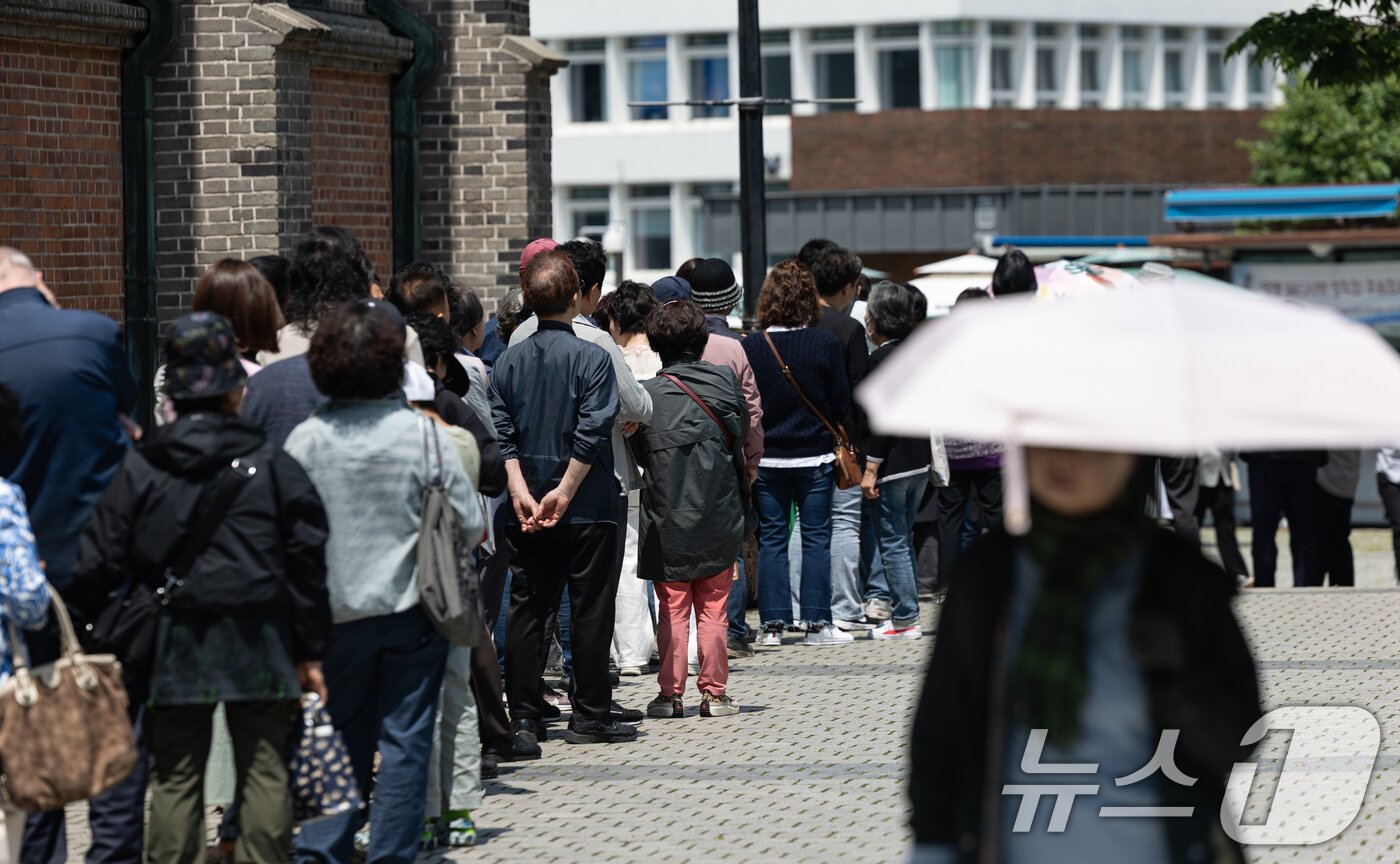 본문 이미지 - 18일 서울 중구 명동성당에 미사에 참석하기 위한 신자들이 줄 서 있다. 제267대 교황 레오 14세의 즉위 미사는 한국시간으로 18일 오후 5시에 바티칸 성 베드로 광장에서 집전될 예정이다. 2025.5.18/뉴스1 ⓒ News1 이승배 기자