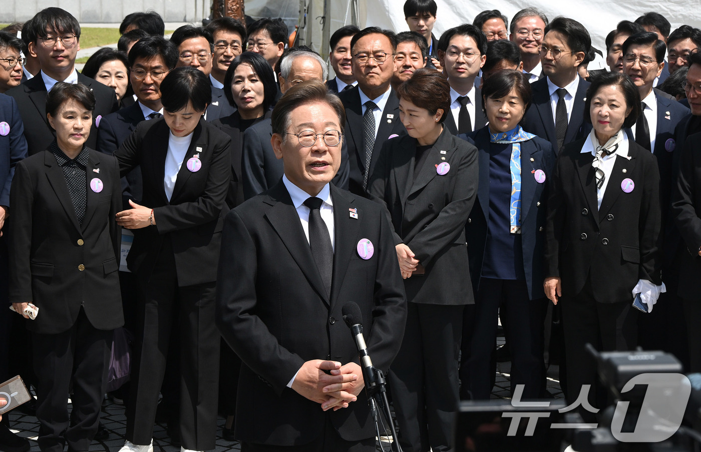 (광주=뉴스1) 국회사진취재단 = 이재명 더불어민주당 대선 후보가 18일 광주 북구 국립5·18민주묘지에서 열린 '제45주기 5·18 민주화운동기념식'에 참석한 뒤 취재진의 질의에 …