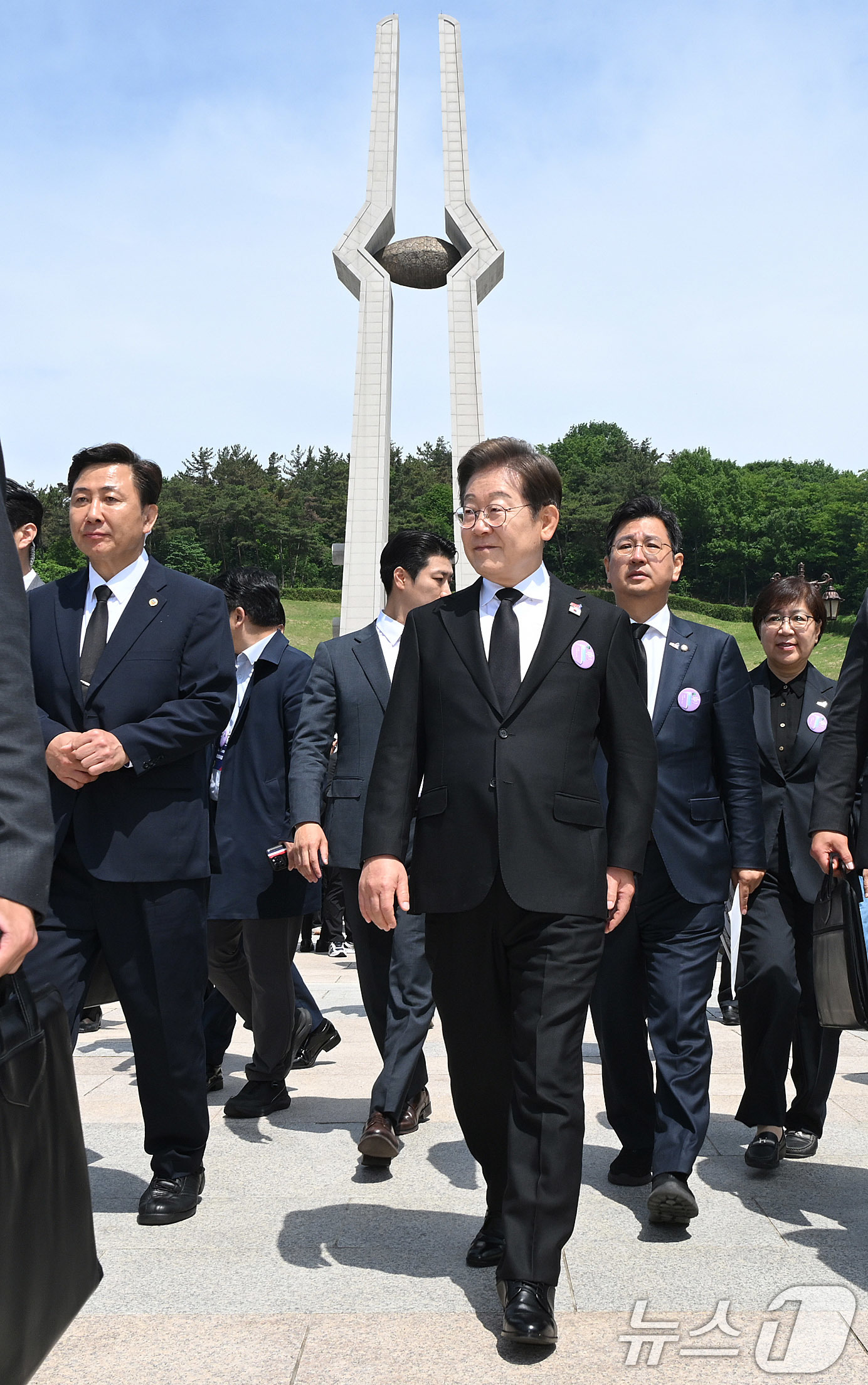 (광주=뉴스1) 국회사진취재단 = 이재명 더불어민주당 대선 후보가 18일 광주 북구 국립5·18민주묘지에서 열린 '제45주기 5·18 민주화운동기념식'에 참석한 뒤 묘역을 떠나고 …