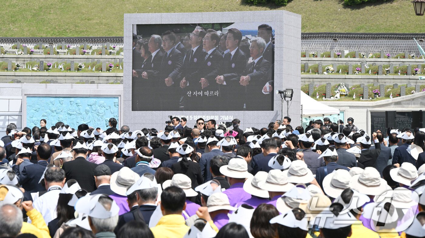 본문 이미지 - 이재명 더불어민주당 대선 후보와 이준석 개혁신당 대선 후보 등이 18일 광주 북구 국립5·18민주묘지에서 열린 &#39;제45주기 5·18 민주화운동기념식&#39;에서 임을 위한 행진곡을 제창하고 있다. ⓒ News1 국회사진취재단