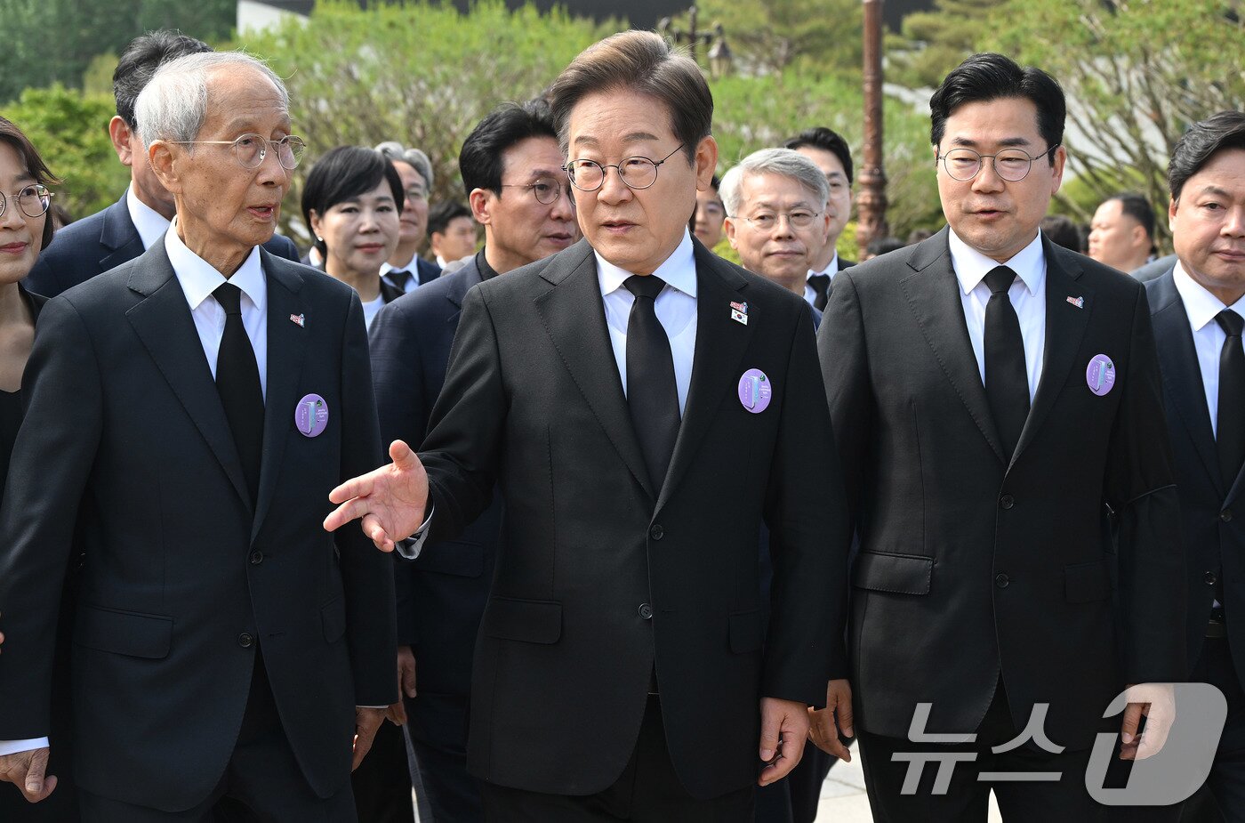 본문 이미지 - 이재명 더불어민주당 대통령 후보가 18일 광주 북구 국립5·18민주묘지에서 열린 &#39;제45주기 5·18 민주화운동기념식&#39;에 참석하고 있다. 왼쪽부터 윤여준 상임총괄선대위원장, 이 후보, 박찬대 대표 직무대행 겸 원내대표. 2025.5.18/뉴스1 ⓒ News1 국회사진취재단
