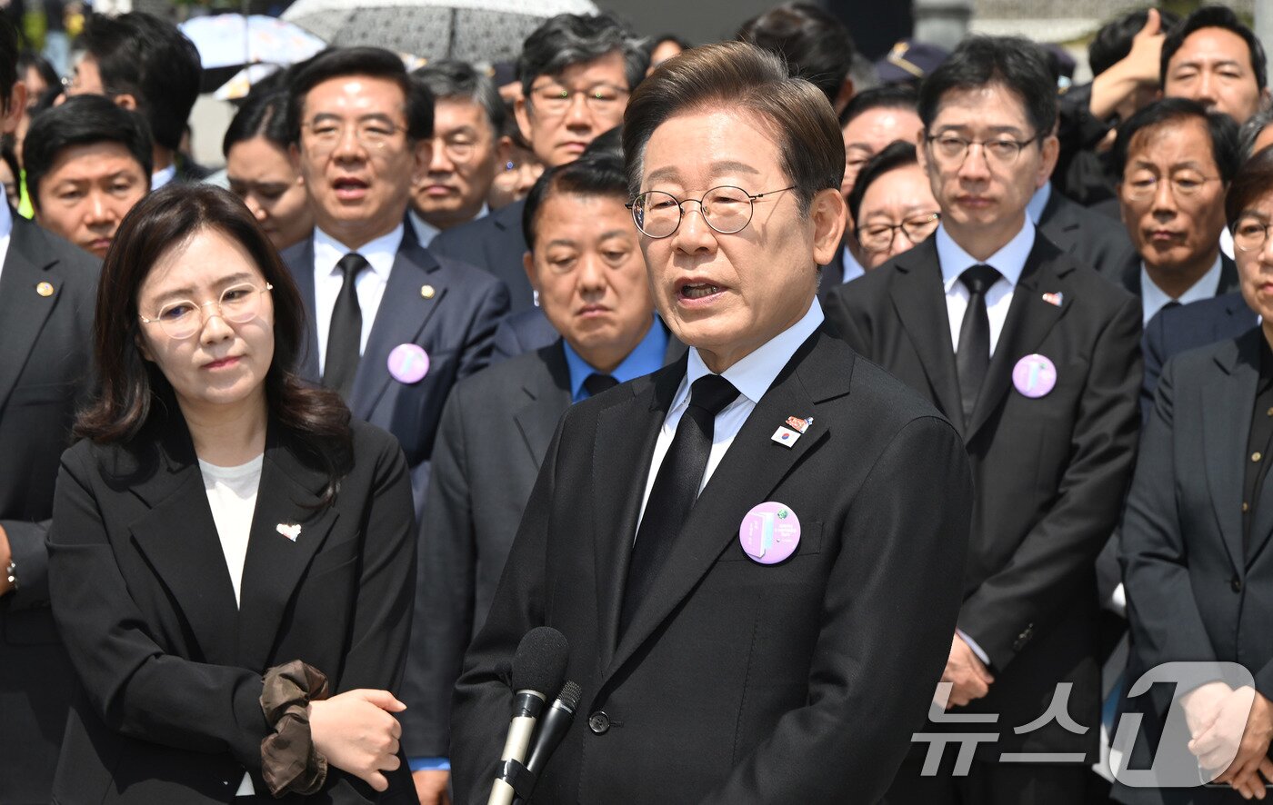 본문 이미지 - 이재명 더불어민주당 대선 후보가 18일 광주 북구 국립5·18민주묘지에서 열린 &#39;제45주기 5·18 민주화운동기념식&#39;에 참석한 뒤 취재진의 질의에 답하고 있다. 2025.5.18/뉴스1 ⓒ News1 국회사진취재단