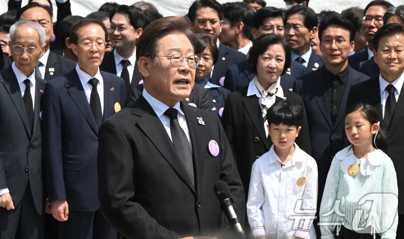 본문 이미지 - 이재명 더불어민주당 대통령 후보가 18일 광주 북구 국립5·18민주묘지에서 열린 &#39;제45주기 5·18 민주화운동기념식&#39;에 참석한 뒤 취재진의 질의에 답하고 있다. 2025.5.18/뉴스1 ⓒ News1 국회사진취재단