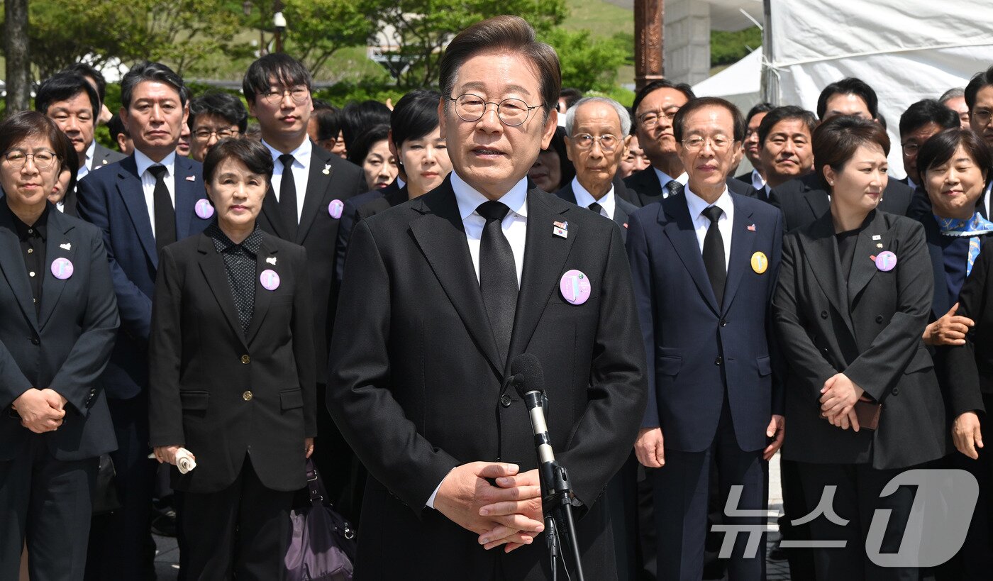 본문 이미지 - 이재명 더불어민주당 대선 후보가 18일 광주 북구 국립5·18민주묘지에서 열린 &#39;제45주기 5·18 민주화운동기념식&#39;에 참석한 뒤 취재진의 질의에 답하고 있다. ⓒ News1 국회사진취재단
