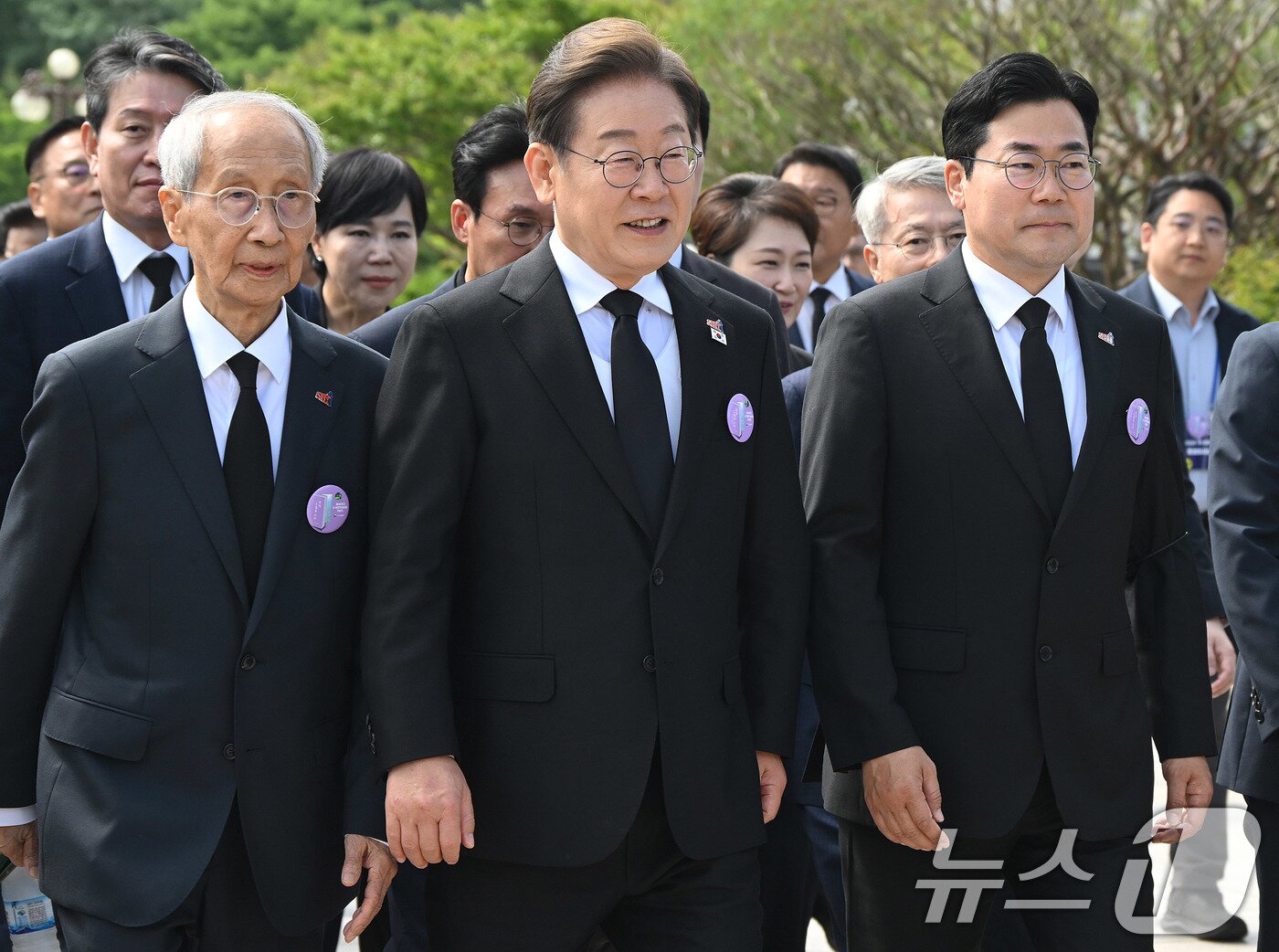 본문 이미지 - 이재명 더불어민주당 대통령 후보가 18일 광주 북구 국립5·18민주묘지에서 열린 &#39;제45주기 5·18 민주화운동기념식&#39;에 윤여준 상임총괄선대위원장, 박찬대 대표 직무대행 겸 원내대표와 참석하고 있다. 2025.5.18/뉴스1 ⓒ News1 국회사진취재단