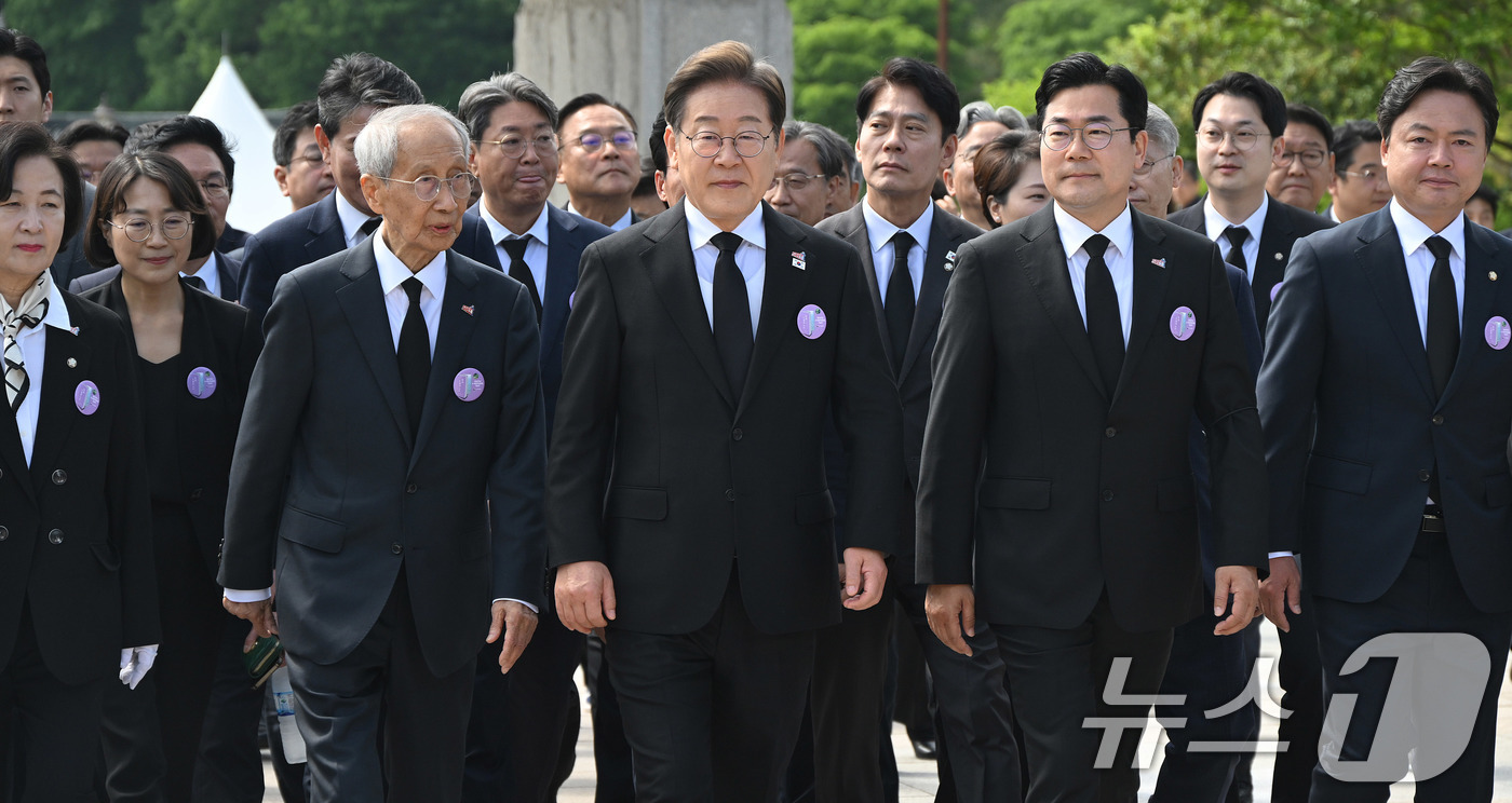 (광주=뉴스1) 국회사진취재단 = 이재명 더불어민주당 대통령 후보가 18일 광주 북구 국립5·18민주묘지에서 열린 '제45주기 5·18 민주화운동기념식'에 참석하고 있다. 2025 …