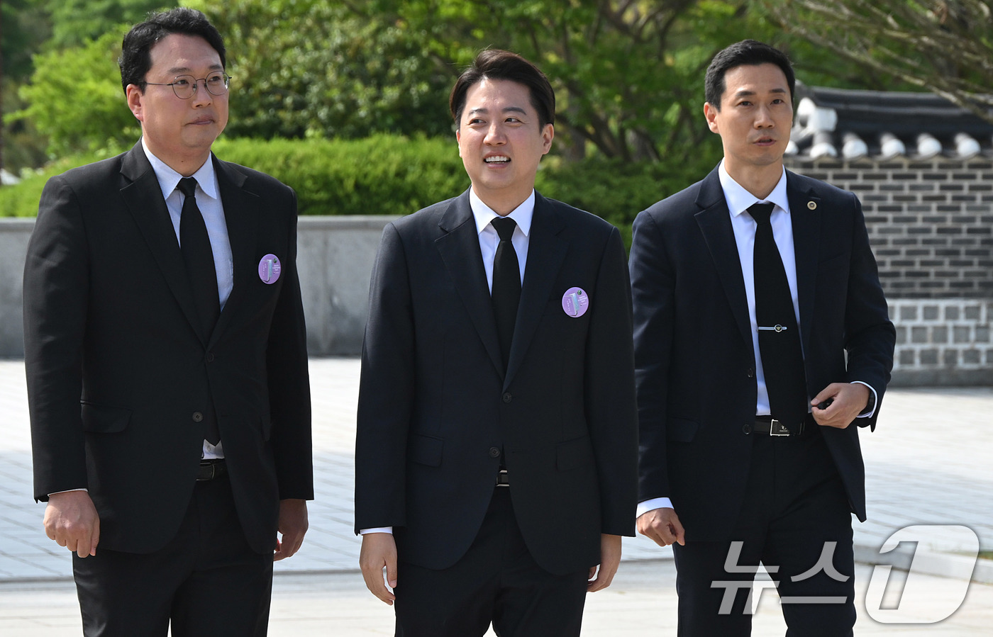 (광주=뉴스1) 국회사진취재단 = 이준석 개혁신당 대통령 후보가 18일 광주 북구 국립5·18민주묘지에서 열린 '제45주기 5·18 민주화운동기념식'에 참석하고 있다. 2025.5 …