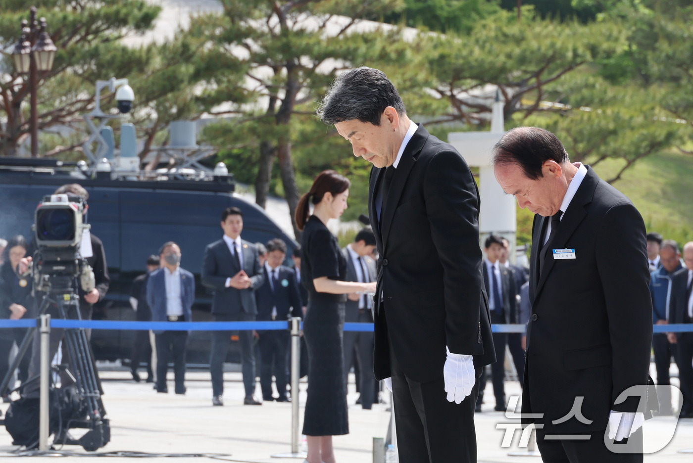 (광주=뉴스1) = 이주호 대통령 권한대행 부총리 겸 교육부장관이 18일 광주 북구 국립5.18민주묘지에서 열린 제45주년 5.18 민주화운동 기념식에서 분향 후 묵념을 하고 있다 …