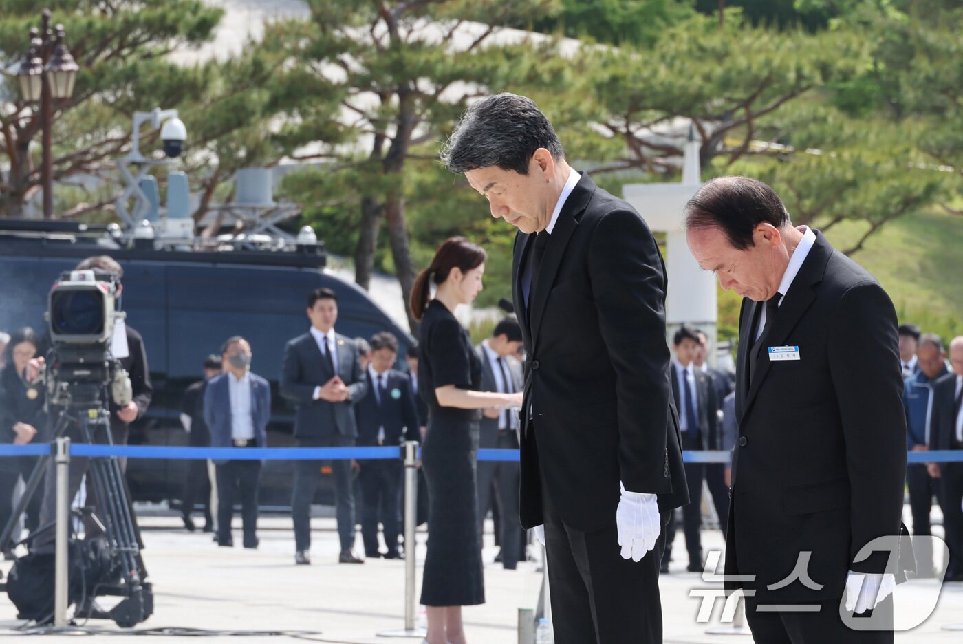 본문 이미지 - 이주호 대통령 권한대행 부총리 겸 교육부장관이 18일 광주 북구 국립5.18민주묘지에서 열린 제45주년 5.18 민주화운동 기념식에서 분향 후 묵념을 하고 있다. &#40;교육부 제공, 재판매 및 DB 금지&#41; 2025.5.18/뉴스1