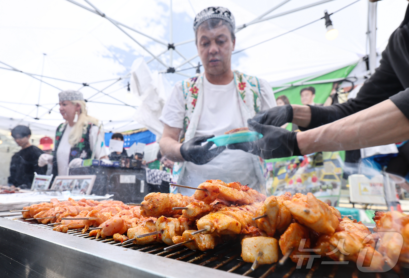 (서울=뉴스1) 김도우 기자 = 18일 서울 성북구 성북로 일대에서 열린 제17회 성북세계음식축제 누리마실에서 세계 각국 음식들이 판매되고 있다.제17회를 맞는 성북세계음식축제 누 …
