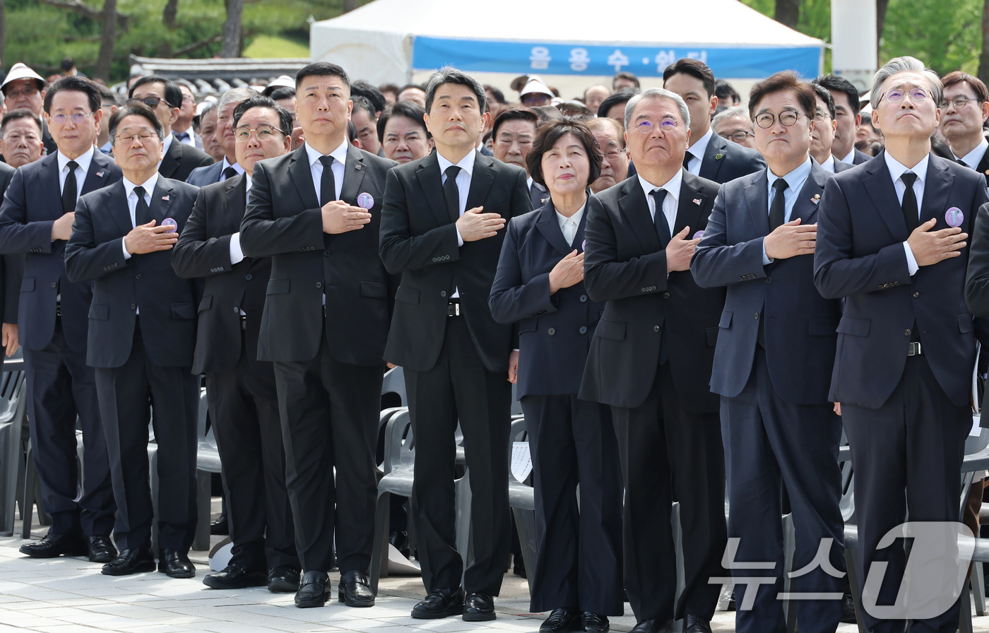 (광주=뉴스1) = 이주호 대통령 권한대행 부총리 겸 교육부장관 및 참석자들이 18일 광주 북구 국립5.18민주묘지에서 열린 제45주년 5.18 민주화운동 기념식에서 국민의례를 하 …