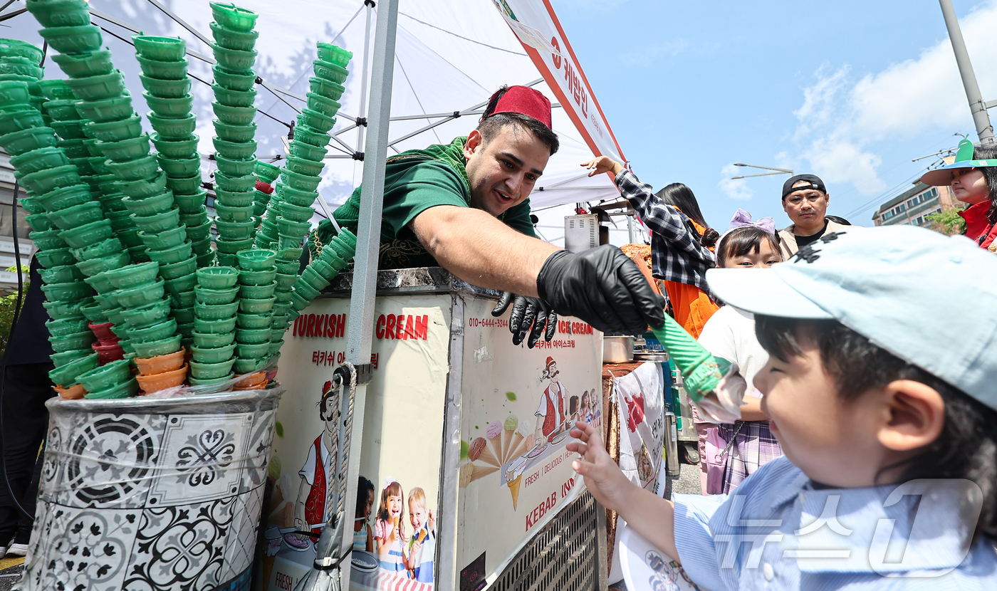 (서울=뉴스1) 김도우 기자 = 18일 서울 성북구 성북로 일대에서 열린 제17회 성북세계음식축제 누리마실에서 세계 각국 음식들이 판매되고 있다.제17회를 맞는 성북세계음식축제 누 …